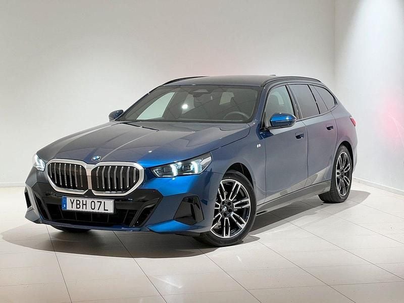 Blå Begagnad 2024 BMW 520 M Sport Kombi | 599 500 kr (Dyr) - Bild 1/4