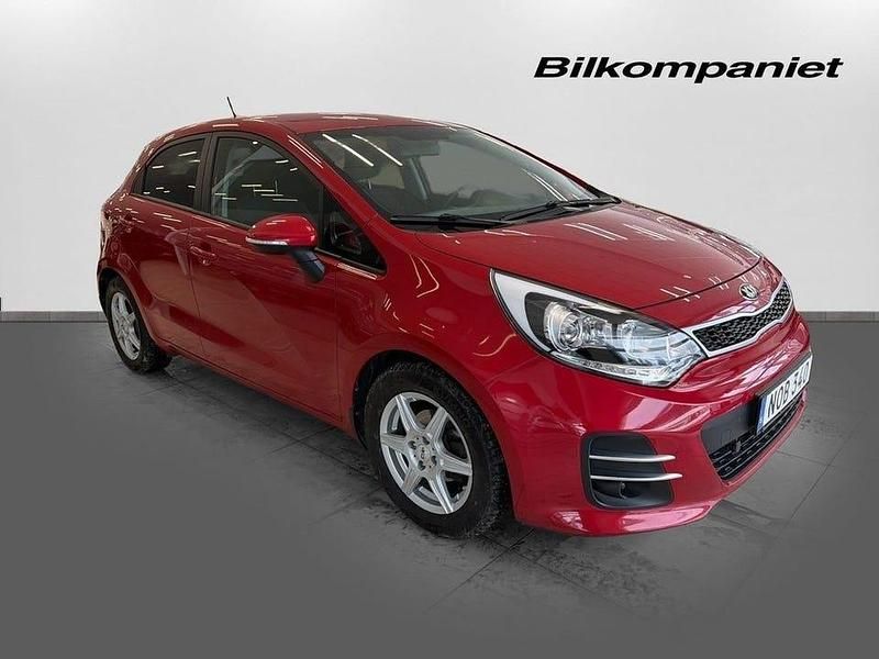 Begagnad Kia Rio 84 HK (61 kW) 2016 Röd Halvkombi