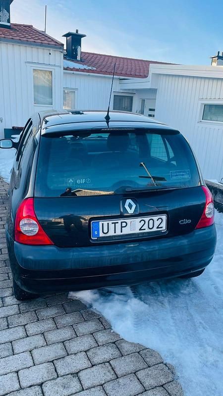 Begagnad Renault Clio II 75 HK (55 kW) 2004 Halvkombi