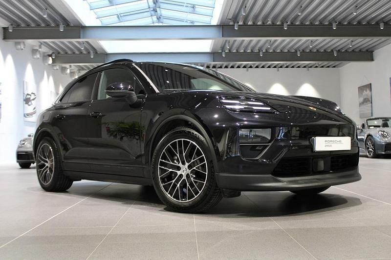 Svart Begagnad 2025 Porsche Macan 4 Electric SUV | 875 000 kr - Bild 1/4