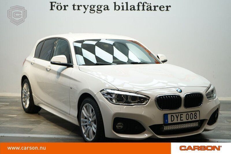 Vit Begagnad 2016 BMW 118 M Sport Halvkombi | 154 900 kr (Marknadspris) - Bild 1/3