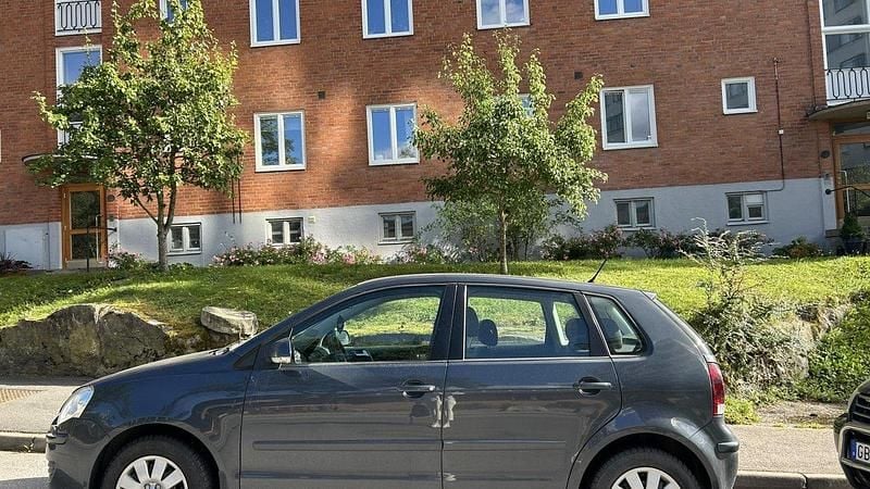 Grå Begagnad 2007 VW Polo Comfortline Halvkombi | 22 000 kr (Superpris) - Bild 1/3