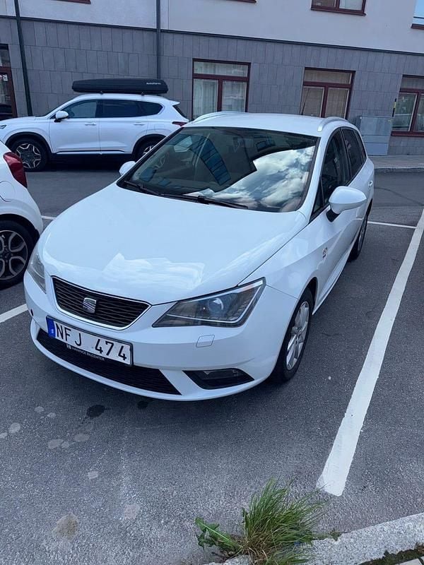 Metallic white Begagnad 2013 Seat Ibiza ST Kombi | 74 995 kr (Marknadspris) - Bild 1/4