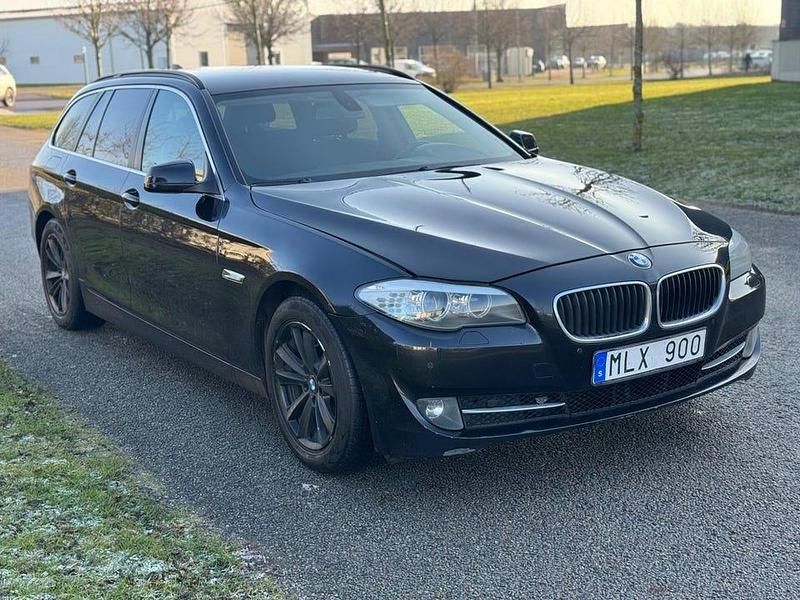 Svart Begagnad 2011 BMW 520 Kombi | 74 500 kr (Bra pris) - Bild 1/4