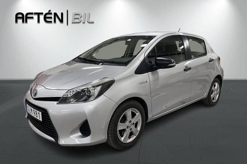 Silver Begagnad 2014 Toyota Yaris Hybrid Life Halvkombi | 109 900 kr (Marknadspris) - Bild 1/3