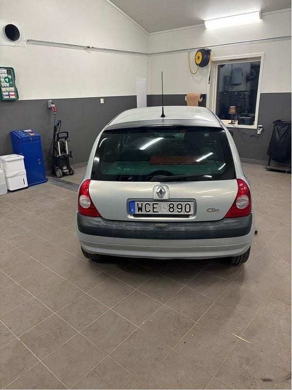 Grå Begagnad 2004 Renault Clio II Expression Halvkombi | 16 000 kr (Bra pris) - Bild 1/4