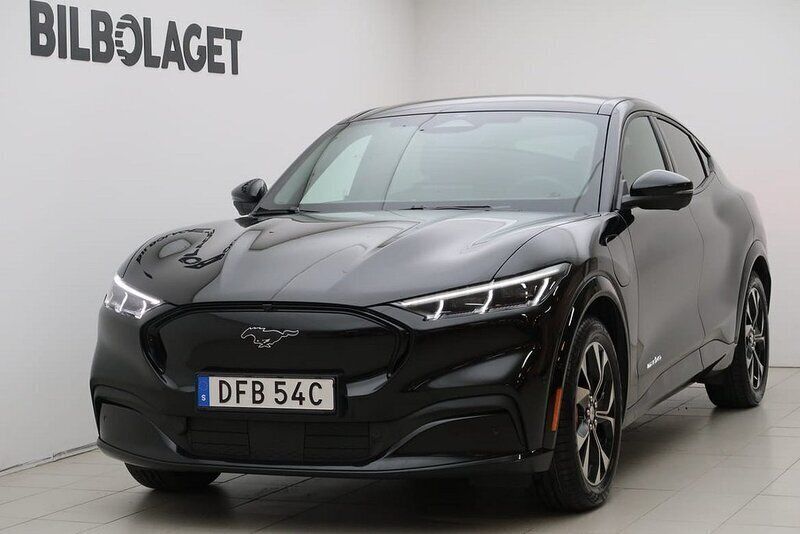 Svart Begagnad 2022 Ford Mustang Mach-E Standard Range SUV | 329 500 kr (Superpris) - Bild 1/4