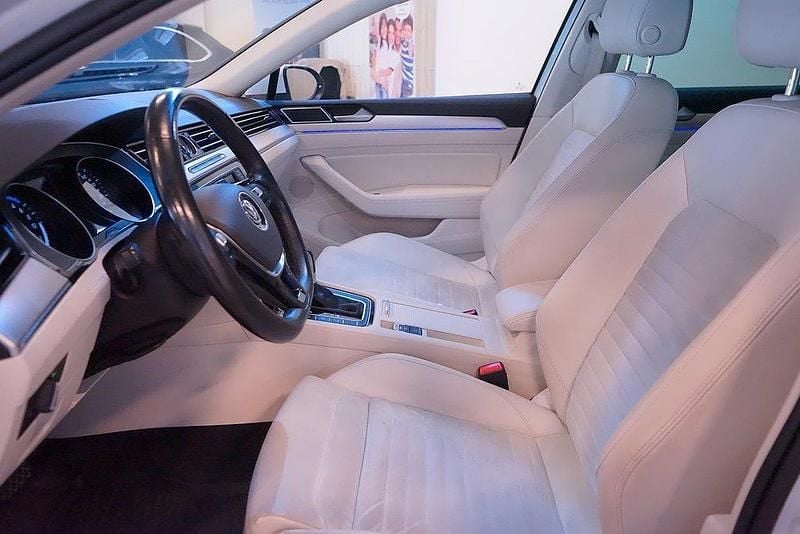 Vit Begagnad 2017 VW Passat GTE Kombi | 155 000 kr (Bra pris) - Bild 1/4