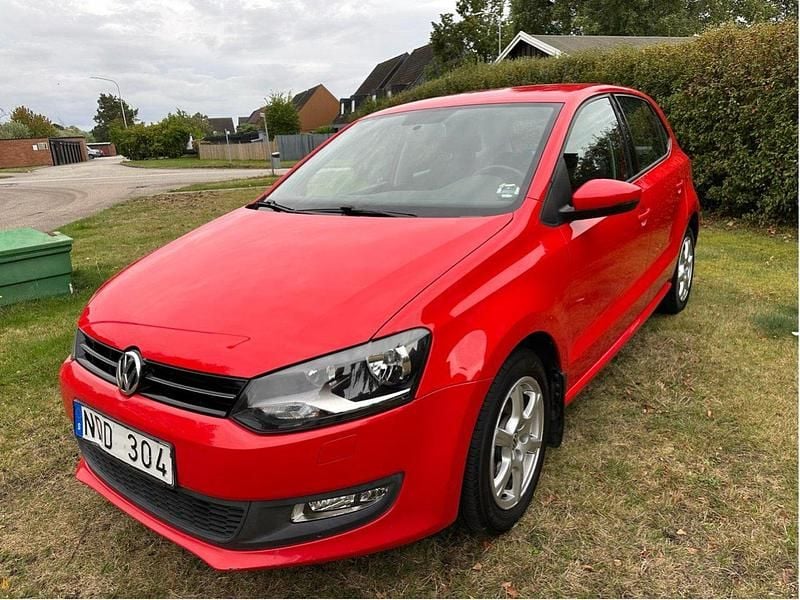 Röd Begagnad 2013 VW Polo Halvkombi | 67 000 kr (Marknadspris) - Bild 1/4
