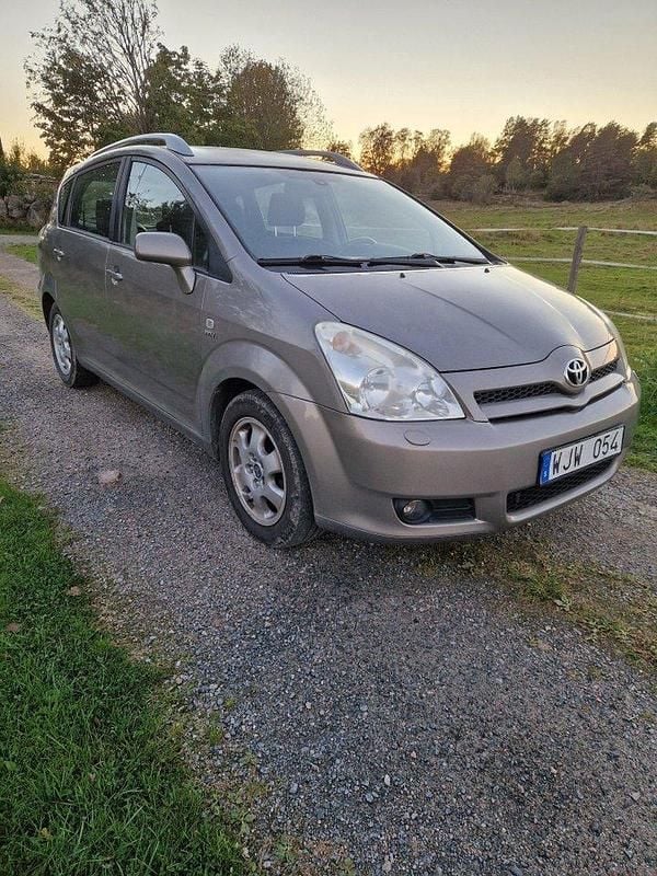 Brun Begagnad 2005 Toyota Corolla Verso Minibuss | 37 000 kr (Marknadspris) - Bild 1/4