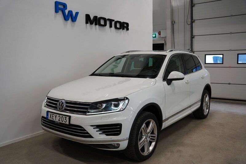 Vit Begagnad 2015 VW Touareg R-line SUV | 248 900 kr (Marknadspris) - Bild 1/4