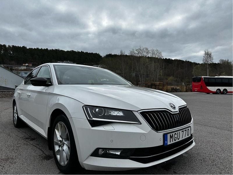 Vit Begagnad 2016 Skoda Superb Style Halvkombi | 135 000 kr (Superpris) - Bild 1/4
