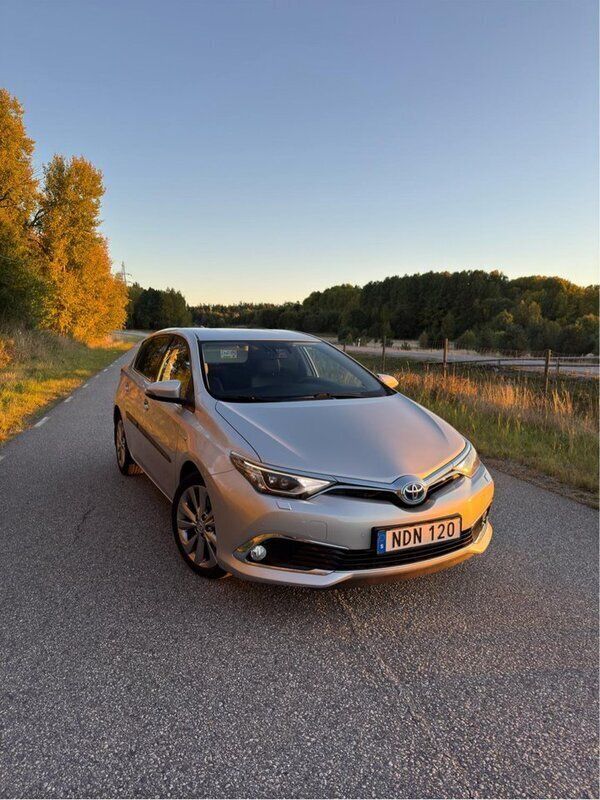 Silver Begagnad 2016 Toyota Auris Hybrid Executive Halvkombi | 180 000 kr (Marknadspris) - Bild 1/4