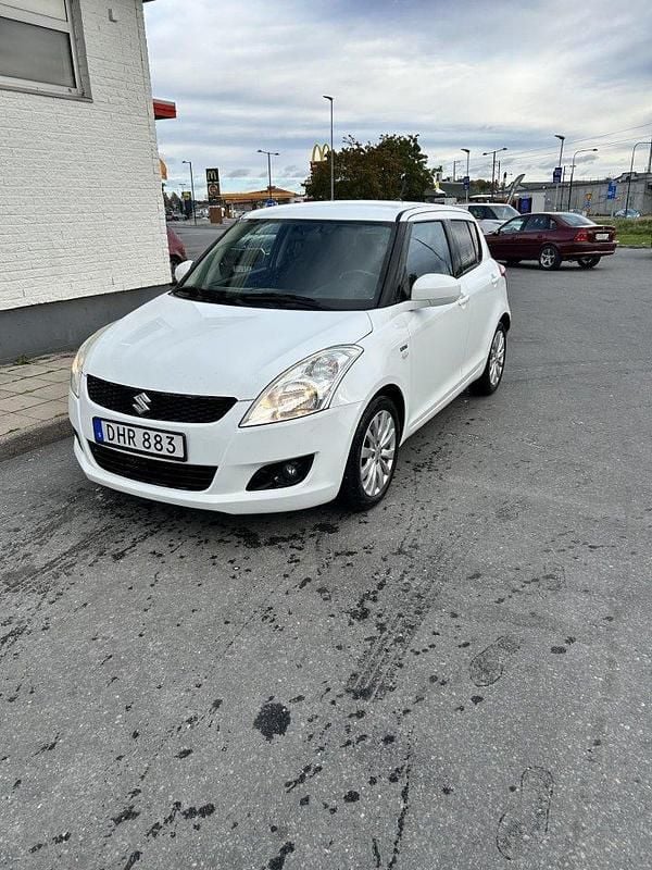 Vit Begagnad 2012 Suzuki Swift Halvkombi | 49 900 kr (Marknadspris) - Bild 1/4