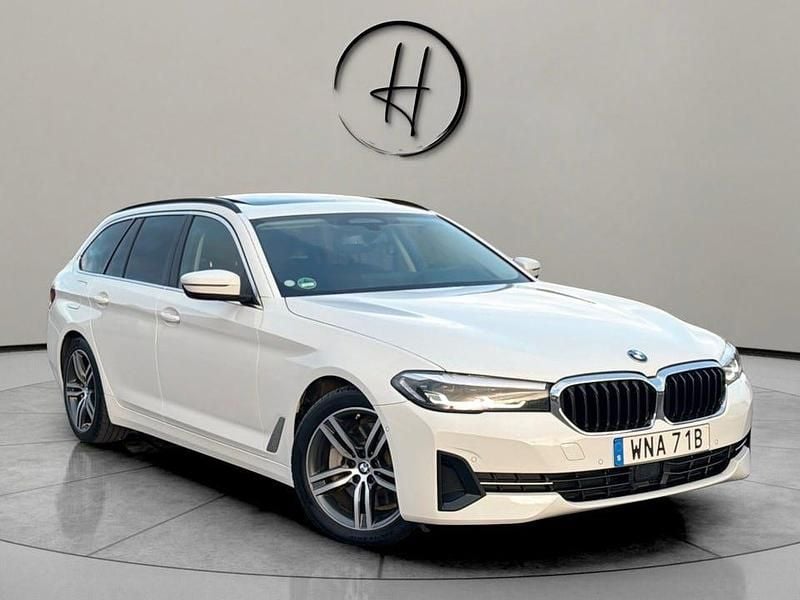 Vit Begagnad 2021 BMW 530 Efficient Dynamics Kombi | 279 900 kr (Marknadspris) - Bild 1/4