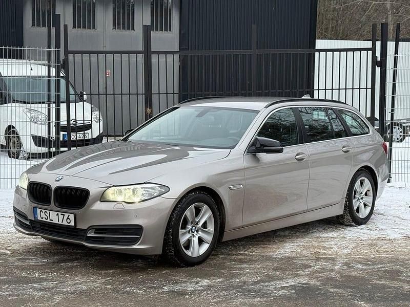 Silver Begagnad 2016 BMW 520 M Sport Kombi | 114 900 kr (Bra pris) - Bild 1/4