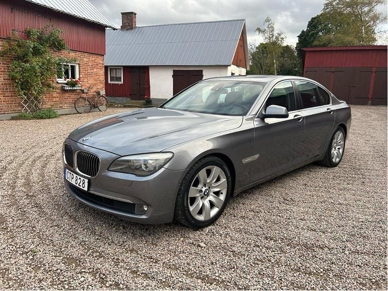 Grå Begagnad 2010 BMW 730 Sedan | 169 000 kr (Marknadspris) - Bild 1/4