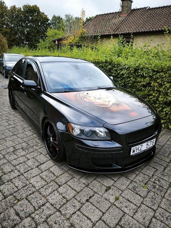 Svart Begagnad 2005 Volvo S40 Summum Sedan | 52 000 kr (Marknadspris) - Bild 1/4