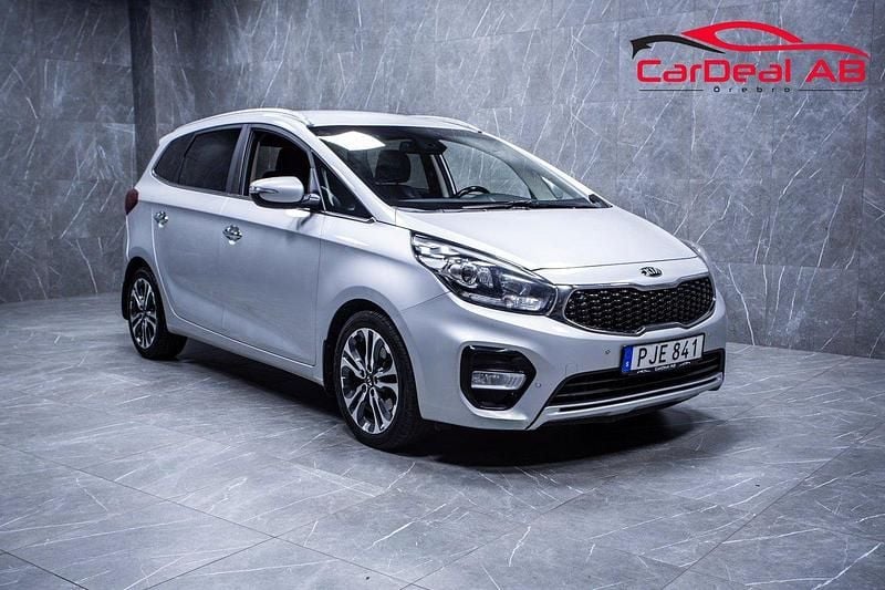 Grå Begagnad 2017 Kia Carens Minibuss | 114 800 kr (Marknadspris) - Bild 1/4
