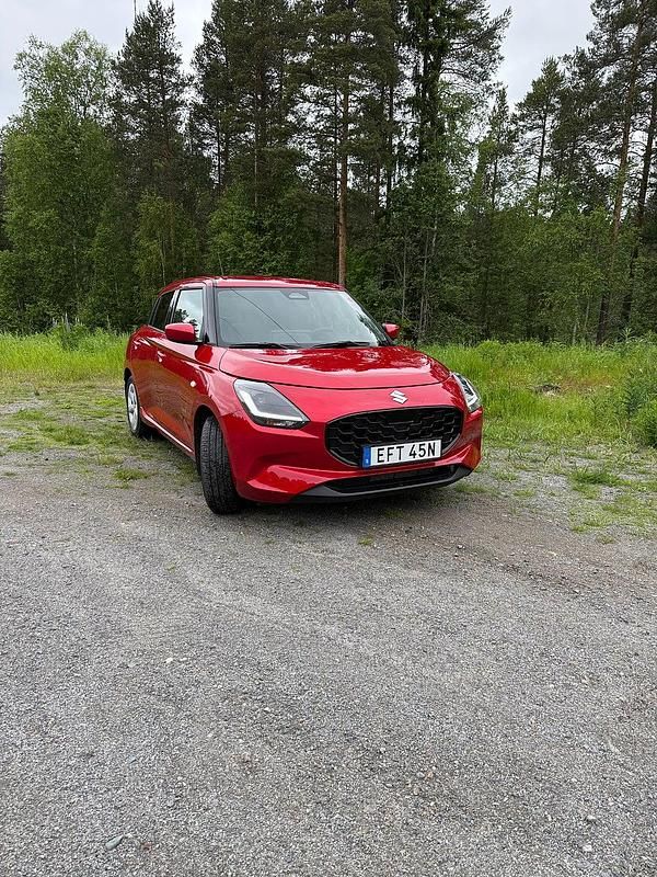 Begagnad Suzuki Swift 83 HK (61 kW) 2024 Röd Halvkombi