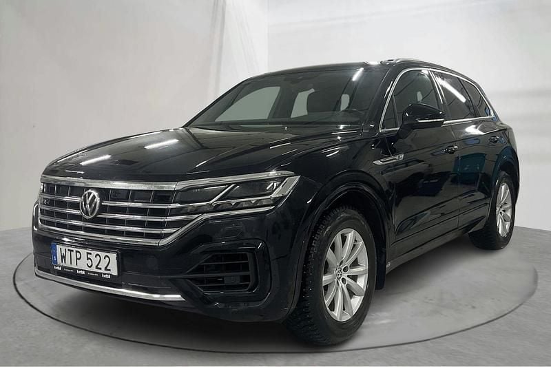 Svart Begagnad 2018 VW Touareg R-line SUV | 349 800 kr (Bra pris) - Bild 1/4