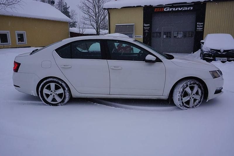 Begagnad Skoda Octavia Ambition 116 HK (85 kW) 2019 Vit Halvkombi