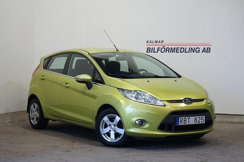 Grön Begagnad 2012 Ford Fiesta Titanium Halvkombi | 54 900 kr (Lite dyr) - Bild 1/4