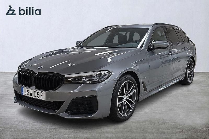 Grå Begagnad 2023 BMW 520 Shadowline Kombi | 489 000 kr (Marknadspris) - Bild 1/3
