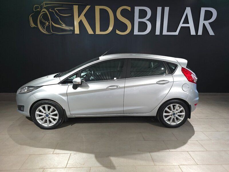 Grå Begagnad 2015 Ford Fiesta Titanium Halvkombi | 89 900 kr (Marknadspris) - Bild 1/4