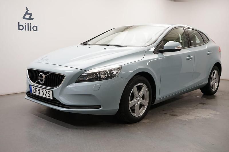 Ljusblå Begagnad 2017 Volvo V40 Business Edition Halvkombi | 159 900 kr (Marknadspris) - Bild 1/4