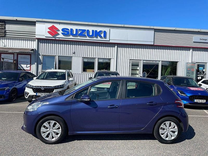 Mörkblå (blå) Begagnad 2013 Peugeot 208 Halvkombi | 64 900 kr (Marknadspris) - Bild 1/4