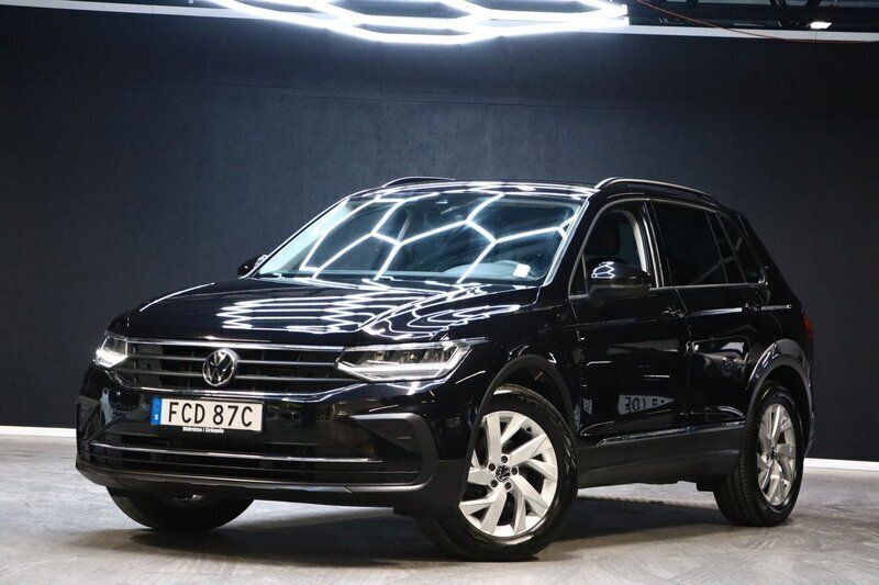 Svart Begagnad 2021 VW Tiguan SUV | 269 900 kr (Marknadspris) - Bild 1/4