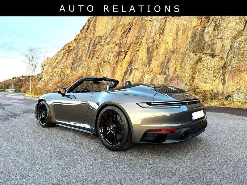 Begagnad Porsche 911 Carrera 4 GTS 480 HK (353 kW) 2023 Mörk grå agate grey metallic