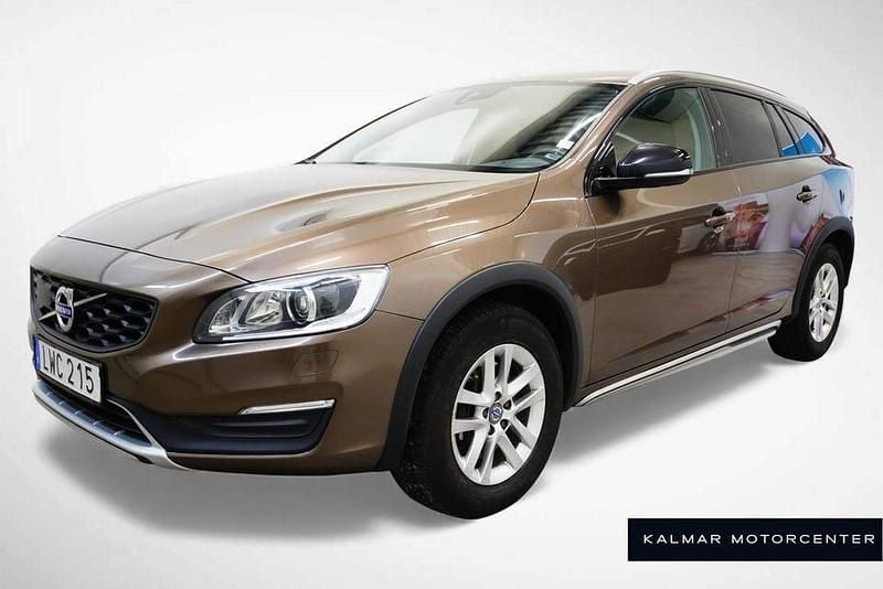 Brun Begagnad 2015 Volvo V60 CC Momentum Kombi | 158 900 kr (Marknadspris) - Bild 1/4