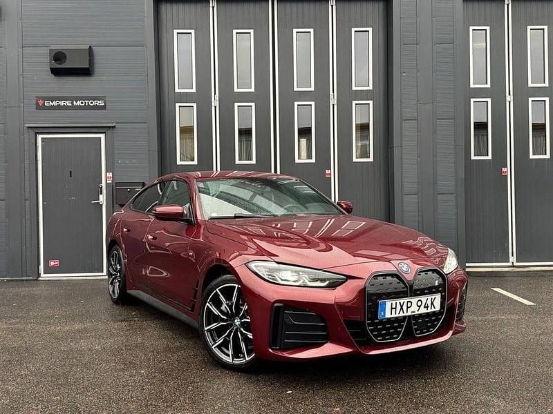 Röd Begagnad 2024 BMW i4 M Sport Sedan | 509 900 kr (Dyr) - Bild 1/4