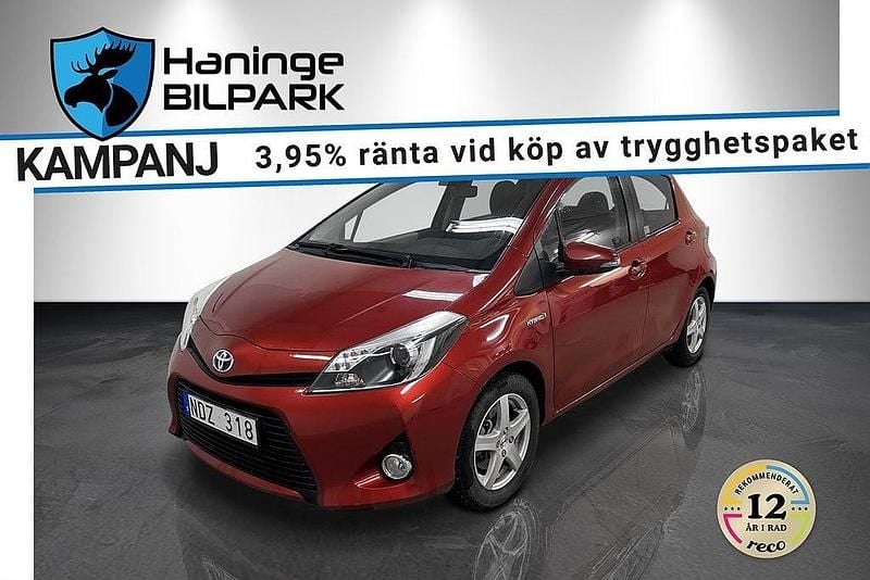 Röd Begagnad 2012 Toyota Yaris Hybrid Active Halvkombi | 129 995 kr (Marknadspris) - Bild 1/2