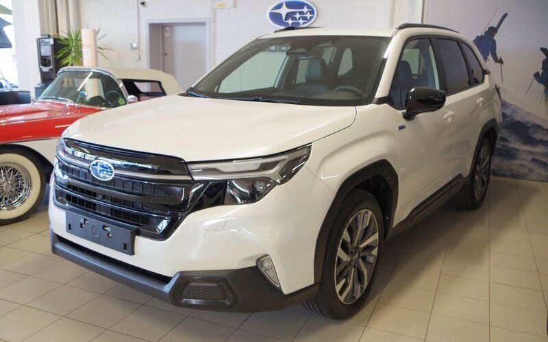 Vit (crystal white pearl) Ny 2025 Subaru Forester SUV | 454 900 kr (Marknadspris) - Bild 1/1