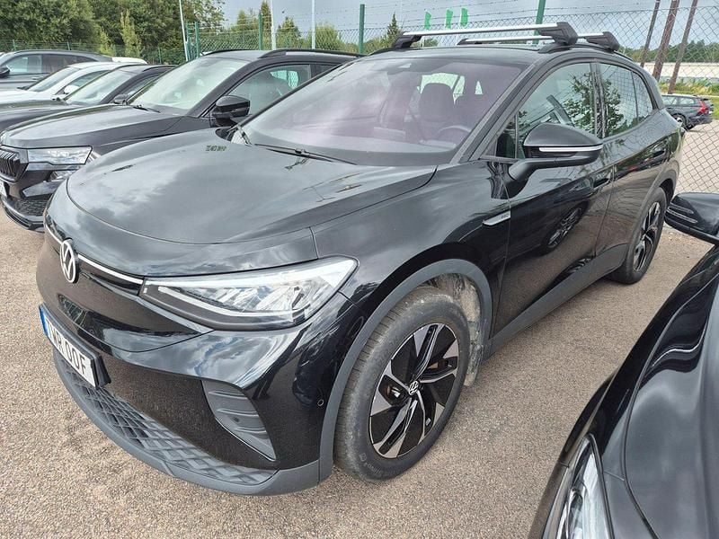 Svart (grenadilla svart metallic) Begagnad 2023 VW ID.4 Pro Performance SUV | 379 000 kr (Superpris) - Bild 1/4