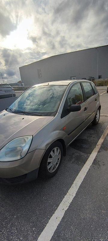Silver Begagnad 2004 Ford Fiesta Halvkombi | 23 000 kr (Lite dyr) - Bild 1/4