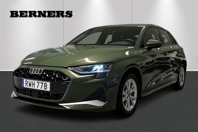 Distriktgrön metallic Begagnad 2024 Audi A3 Advanced Plus | 308 900 kr (Marknadspris) - Bild 1/3