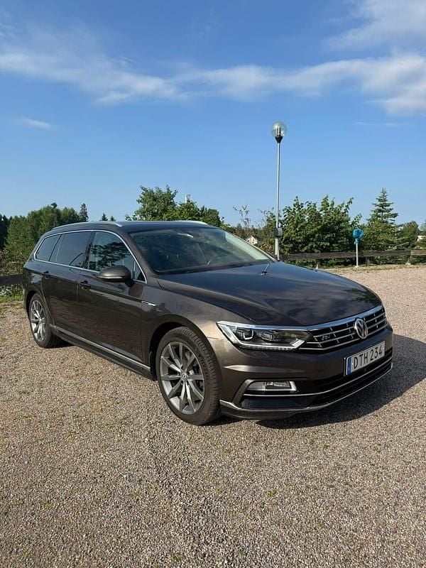 Black oak brown metallic Begagnad 2018 VW Passat | 140 000 kr (Bra pris) - Bild 1/4