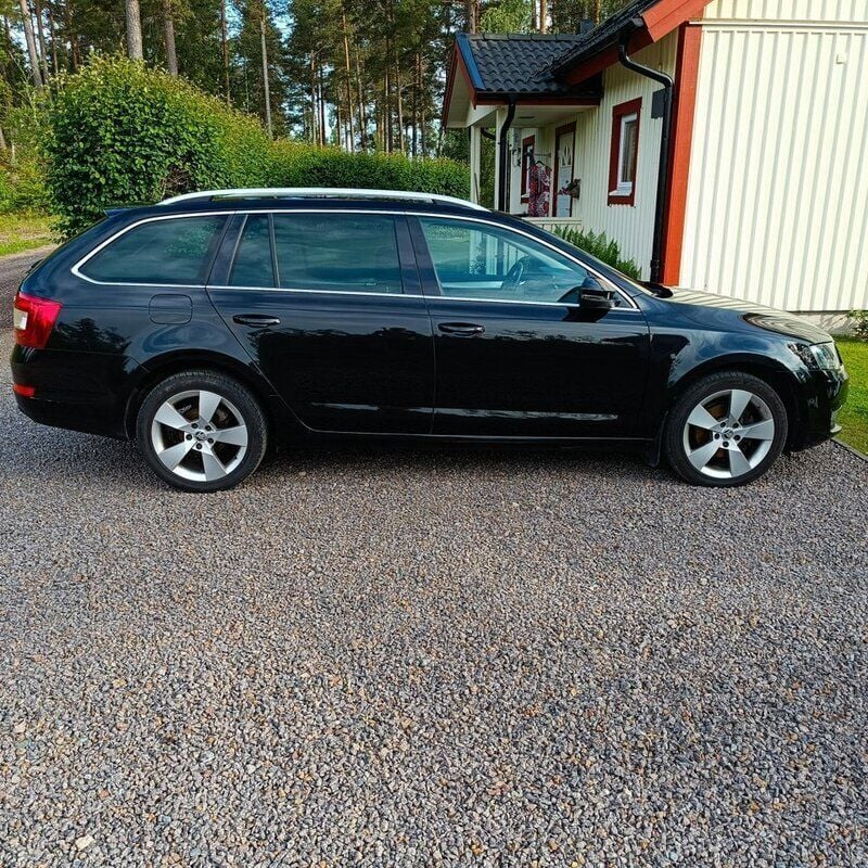 Svart Begagnad 2016 Skoda Octavia Style Kombi | 129 000 kr (Marknadspris) - Bild 1/4