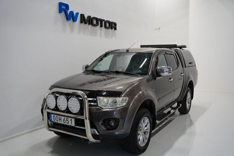 Brun Begagnad 2015 Mitsubishi L200 Pickup | 164 900 kr (Marknadspris) - Bild 1/4