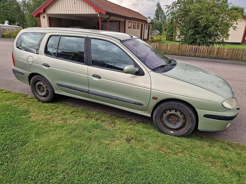 Grön Begagnad 2003 Renault Mégane GrandTour Authentique Kombi | 3 400 kr - Bild 1/4