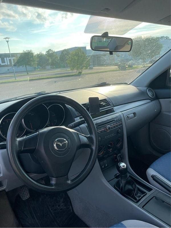 Grå Begagnad 2006 Mazda 3 Comfort Sedan | 24 900 kr (Bra pris) - Bild 1/4