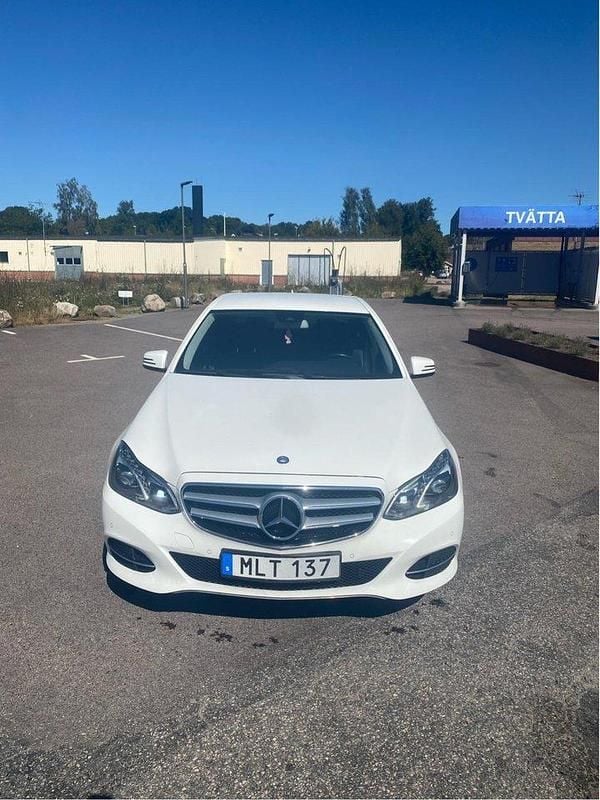 Vit Begagnad 2014 Mercedes E220 Classic Sedan | 175 000 kr (Marknadspris) - Bild 1/4