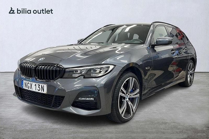 Grå Begagnad 2021 BMW 330e M Sport Kombi | 299 900 kr (Bra pris) - Bild 1/3