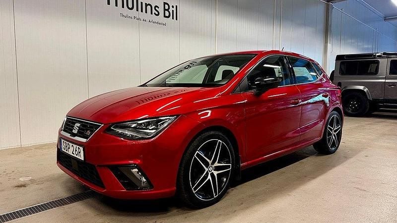 Röd (rödmetallic) Begagnad 2019 Seat Ibiza Beats Halvkombi | 119 900 kr (Marknadspris) - Bild 1/4