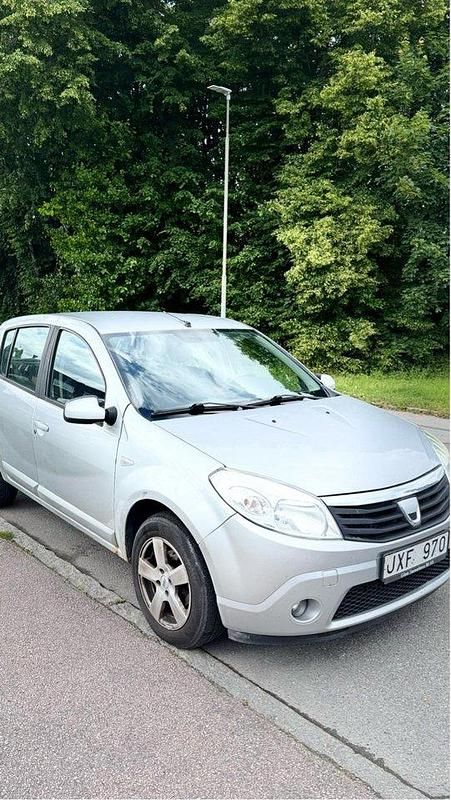 Silver Begagnad 2009 Dacia Sandero Halvkombi | 19 000 kr - Bild 1/4