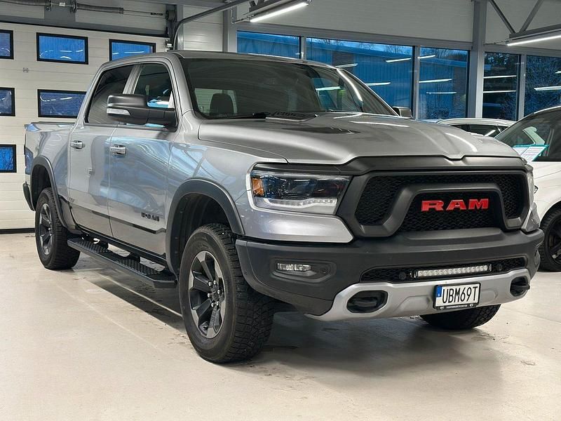 Grå Begagnad 2019 Dodge Ram Pickup | 589 900 kr (Bra pris) - Bild 1/4